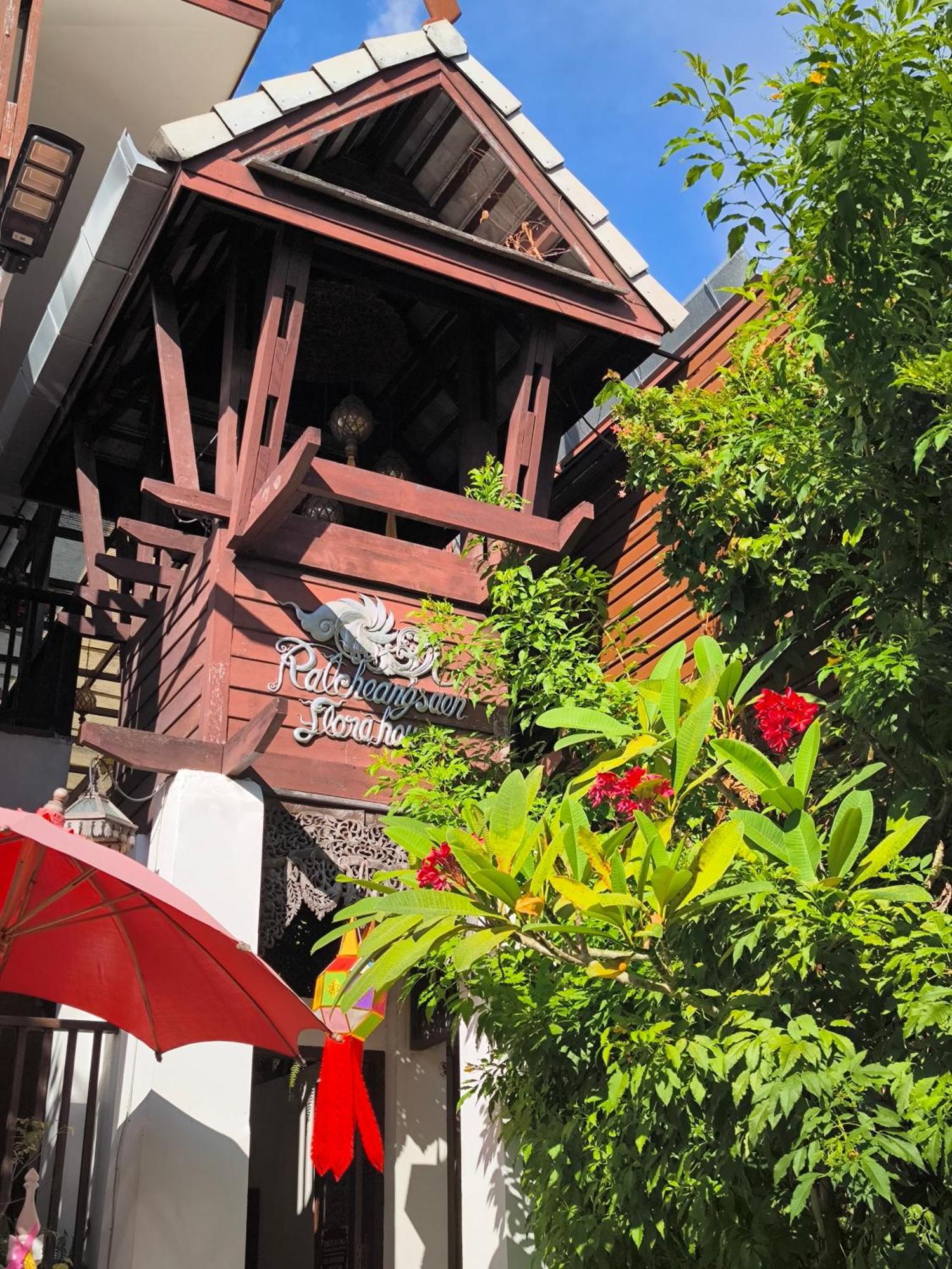 Ratchiangsaen Flora House Hotel Chiang Mai Exterior foto