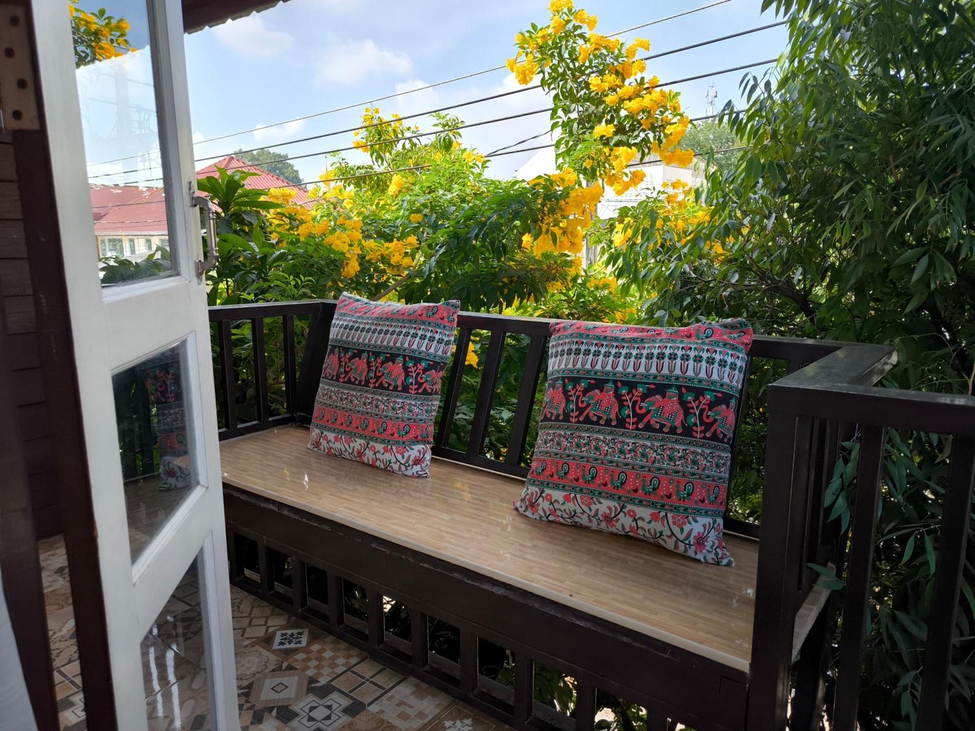 Ratchiangsaen Flora House Hotel Chiang Mai Exterior foto